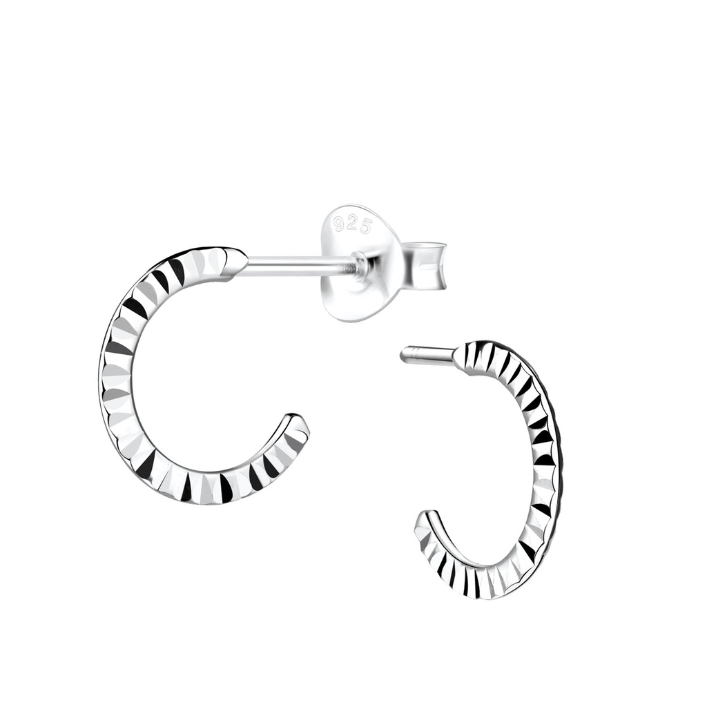 Puces d'oreilles demi-créole en argent avec taille diamant