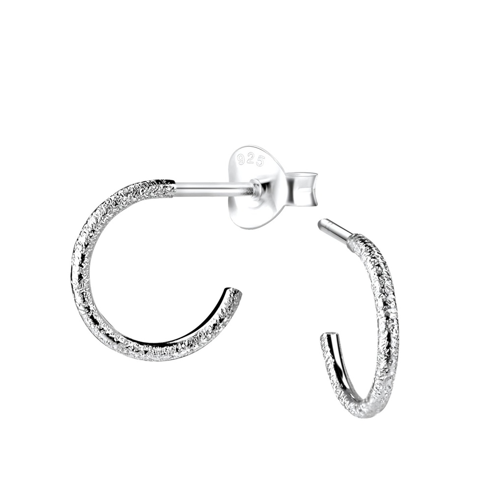 Puces d'oreilles demi-créole en argent avec poussière diamant