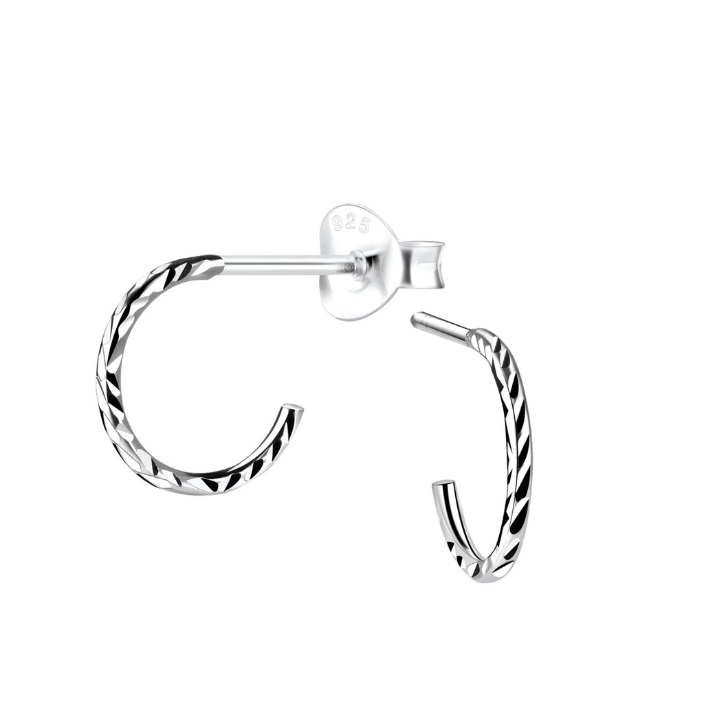 Puces d'oreilles demi-créole en argent avec taille diamant